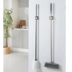 Accroche balai x2 auto adhesif