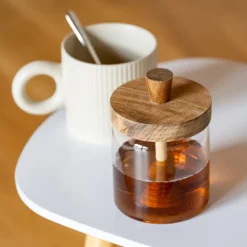 Bocal a miel avec cuillere