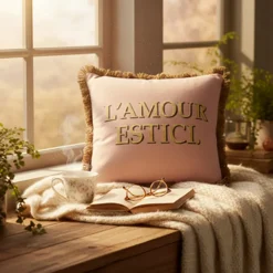 Coussin l'amour est ici 45x45c