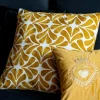 Coussin petales brodees 45x45cm