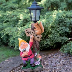Nain de jardin avec lampadaire