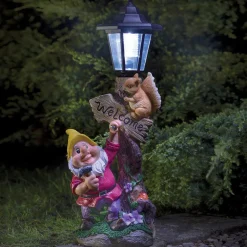 Nain de jardin avec lampadaire