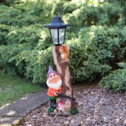 Nain de jardin avec lampadaire