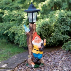 Nain de jardin avec lampadaire
