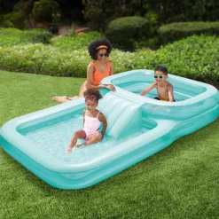 Piscine avec toboggan