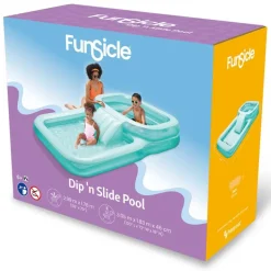 Piscine avec toboggan