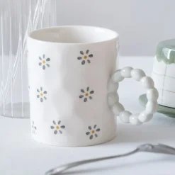 Tasse creme motif fleurs & perle