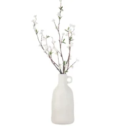Vase avec branches de cerisier